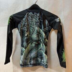 RAVEN Medusa rash guard long sleeve size large with good elastic at the bottom